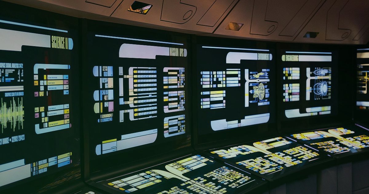 Akne Bakımında Stok Tükenmez: 2026 Tedarik Zinciri Sırları - futuristic dashboard displaying inventory levels and sales data