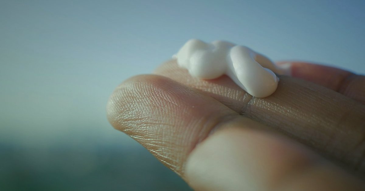 Akne Bakımında Stok Tükenmez: 2026 Tedarik Zinciri Sırları - close-up of a person's hand holding a small tube of acne cream