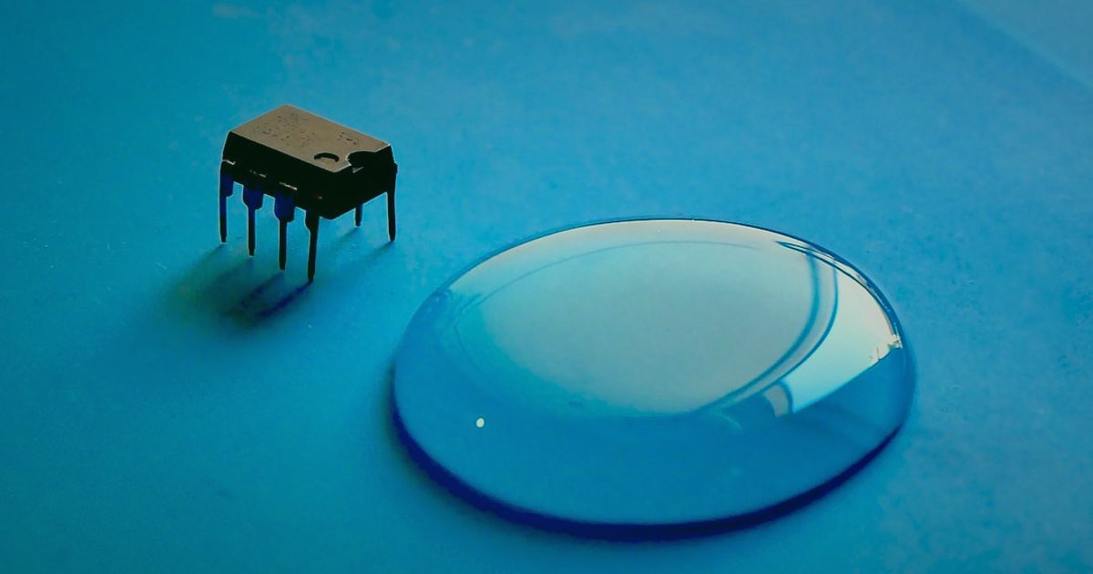 Aksiyon Kamera Gönderileri: Kusursuz Paketleme ve Hızlı Teslimat Rehberi 2026 - close-up of a fragile electronic component with a magnifying glass