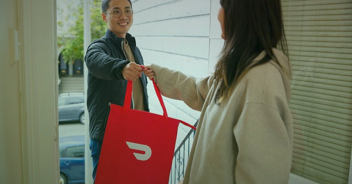 Aksiyon Kamera Gönderileri: Kusursuz Paketleme ve Hızlı Teslimat Rehberi 2026 - delivery person handing a package to a smiling customer
