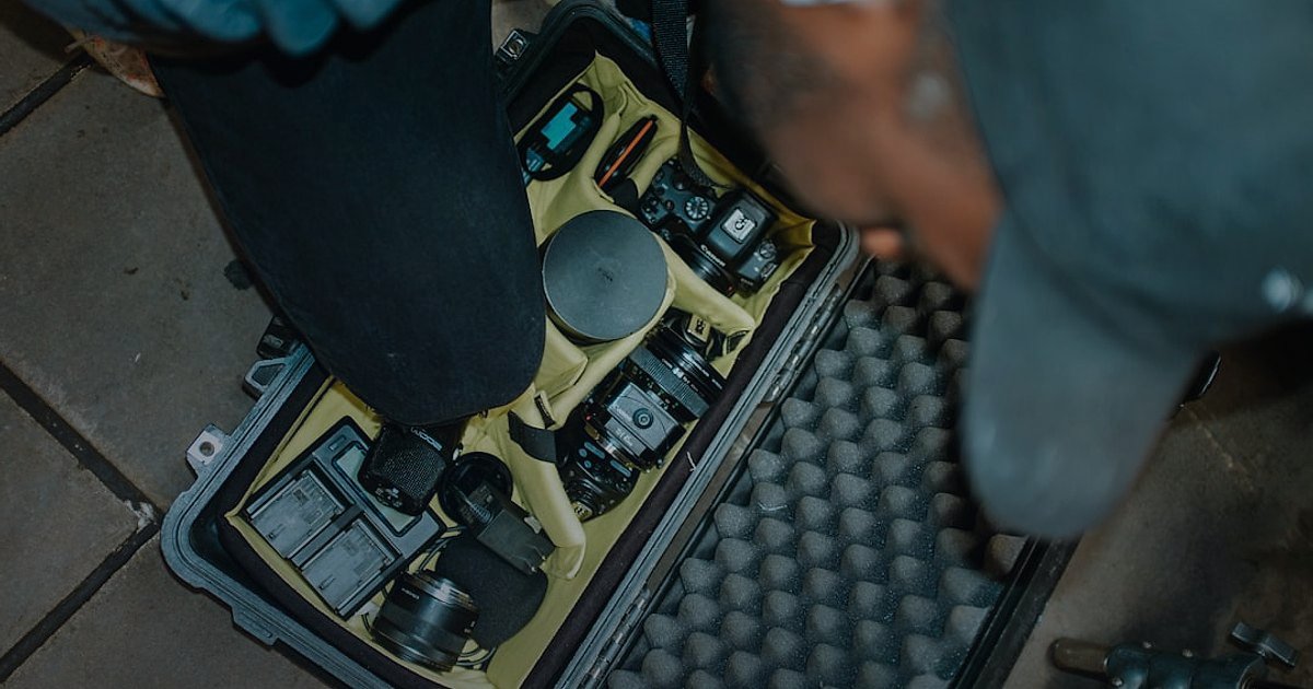 Aksiyon Kamera Gönderileri: Kusursuz Paketleme ve Hızlı Teslimat Rehberi 2026 - hands carefully placing an action camera into a custom-fit protective case