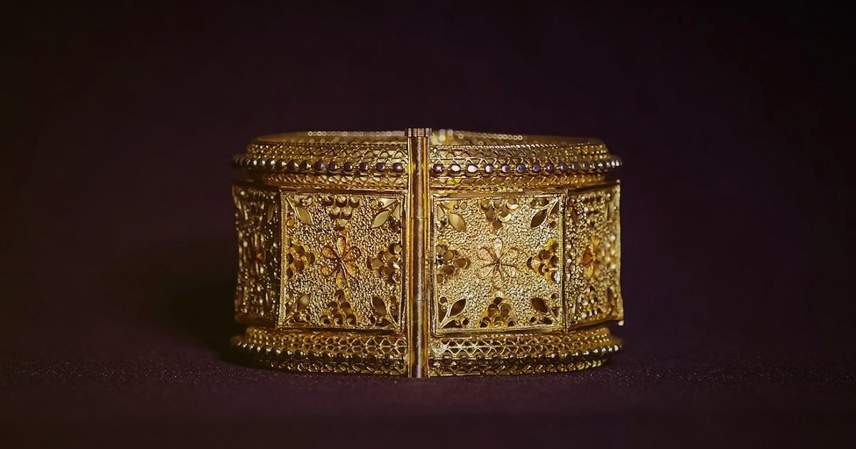Altın Bilezik Satışında Doğru Pazaryeri: Komisyon, Rekabet ve Puan Dengesi (2026) - close-up shot intricate gold bracelet display