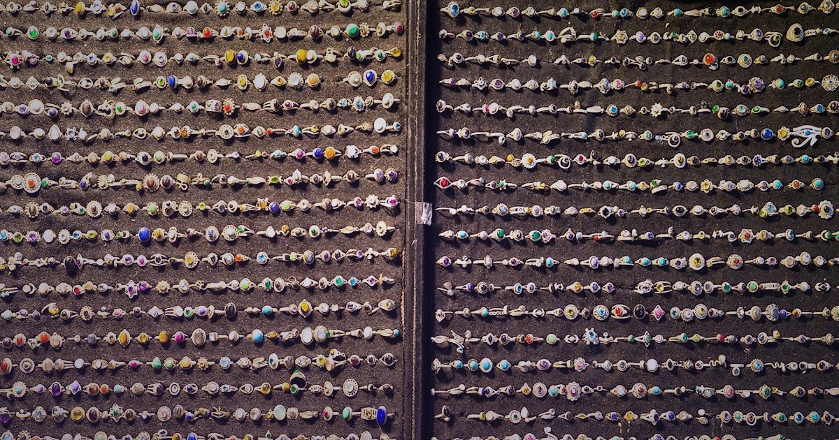 Altın Bilezik Satışında Doğru Pazaryeri: Komisyon, Rekabet ve Puan Dengesi (2026) - overhead view of various gold bracelets arranged neatly