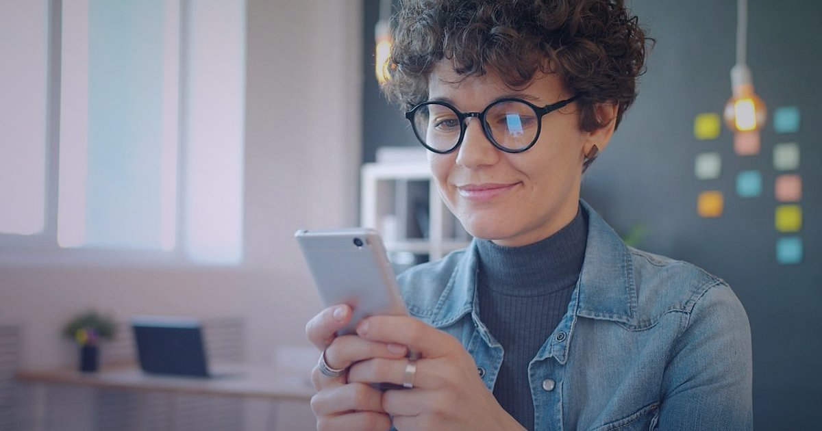 Altın Bilezik Satışında Doğru Pazaryeri: Komisyon, Rekabet ve Puan Dengesi (2026) - customer leaving a positive review on a smartphone screen