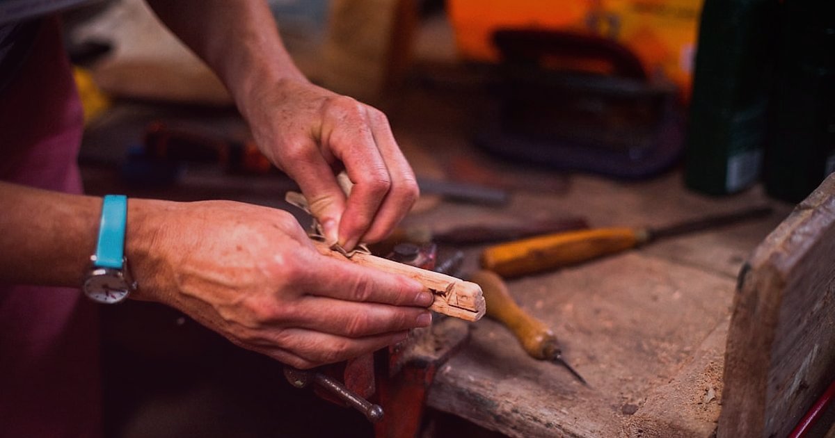 Altın Bilezik Satışında Doğru Pazaryeri: Komisyon, Rekabet ve Puan Dengesi (2026) - artisan crafting a unique gold bracelet by hand