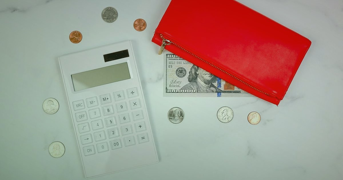 Altın Bilezik Satışında Doğru Pazaryeri: Komisyon, Rekabet ve Puan Dengesi (2026) - stack of gold coins and a calculator on a desk