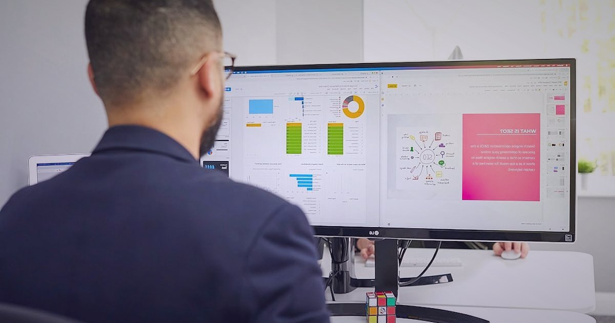 Altın Bilezik Satışında Doğru Pazaryeri: Komisyon, Rekabet ve Puan Dengesi (2026) - person analyzing sales data on multiple computer screens