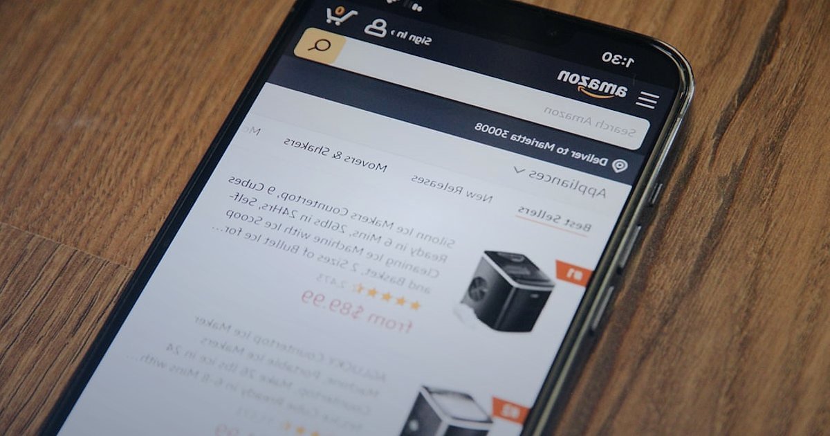 Amazon Türkiye Satıcı Rehberi 2026: Kârınızı Katlayın! - diverse international customers browsing amazon marketplace website