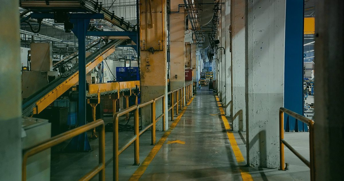 Amazon Türkiye Satıcı Rehberi 2026: Kârınızı Katlayın! - amazon fulfillment center interior with robots and conveyor belts
