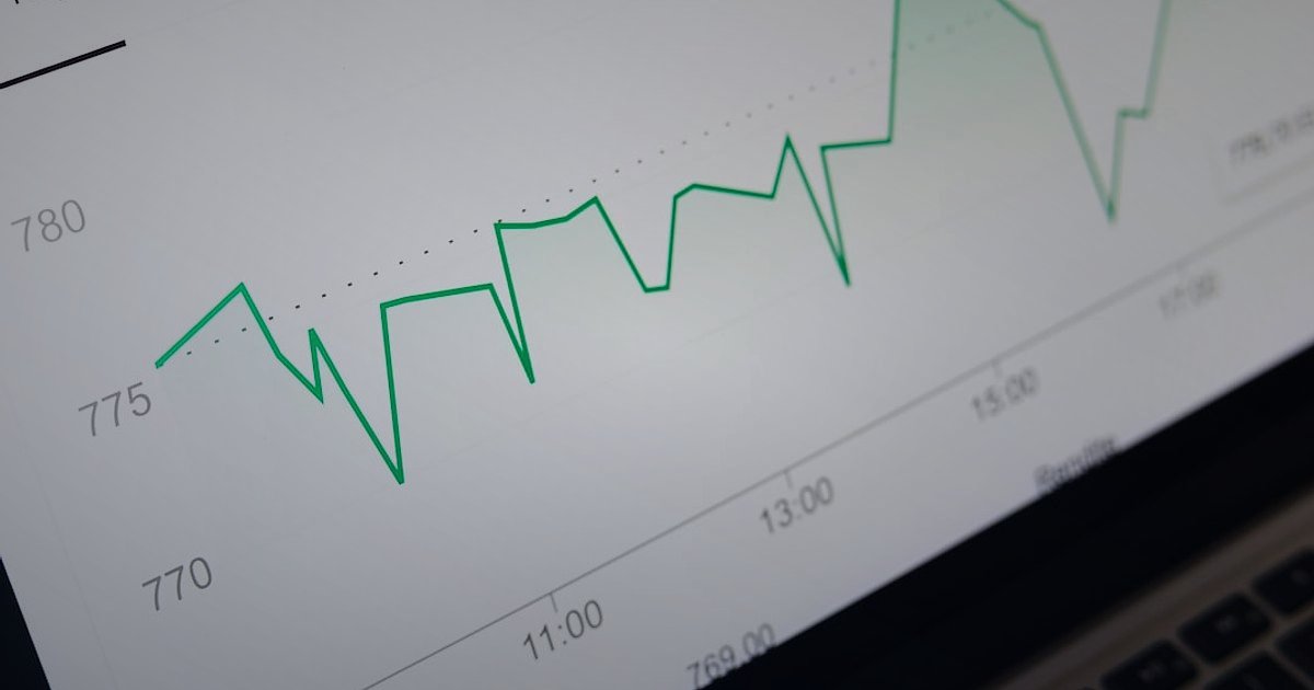 Amazon Türkiye Satıcı Rehberi 2026: Kârınızı Katlayın! - price tags and shopping cart icons on a graph showing upward trend