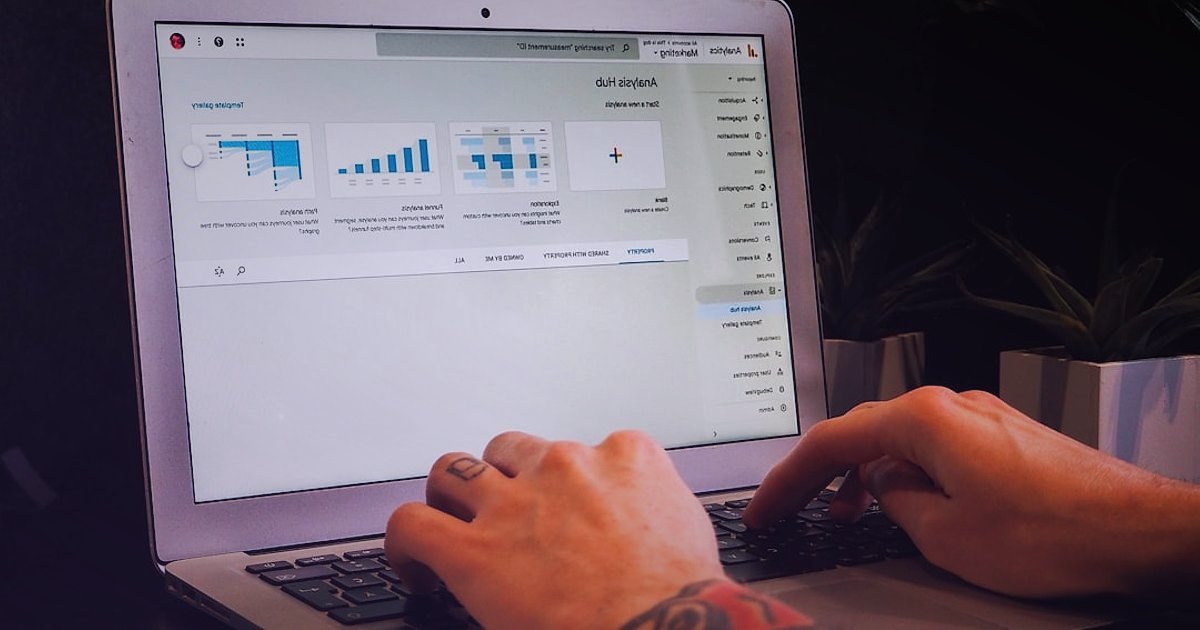 Amazon Türkiye Satıcı Rehberi 2026: Kârınızı Katlayın! - person analyzing marketing campaign performance on a dashboard