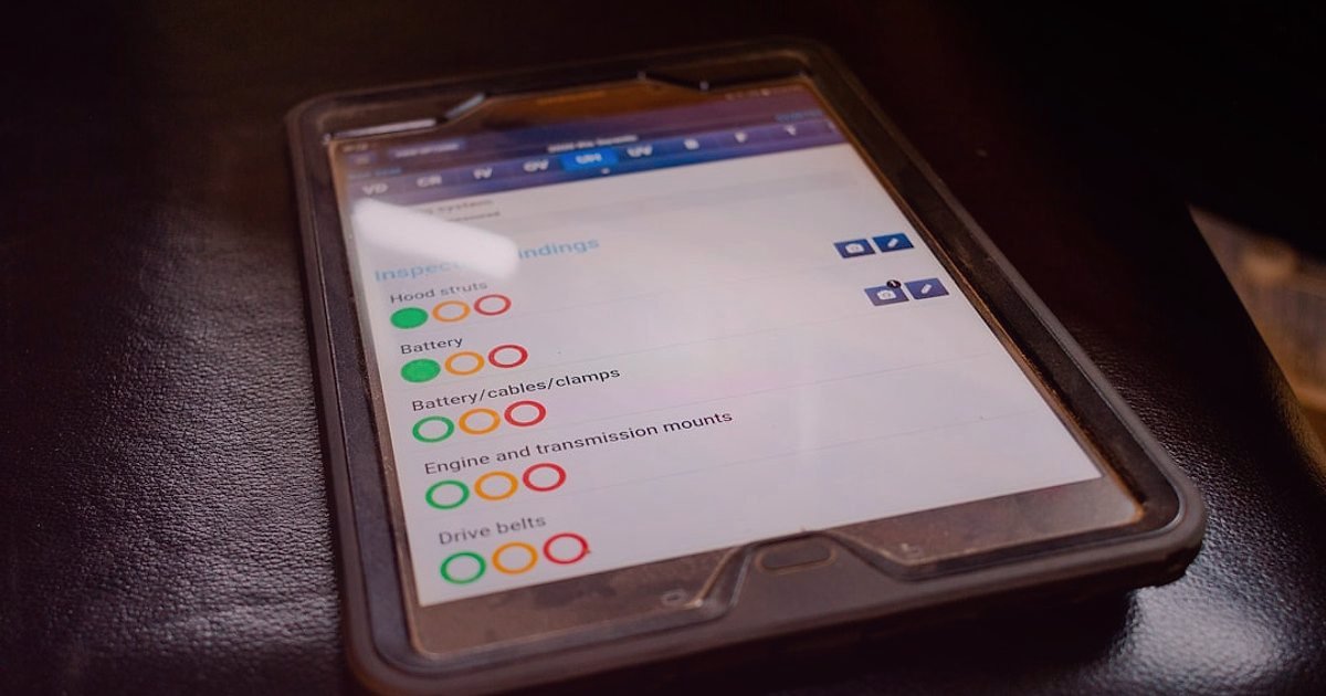 Amazon Türkiye Satıcı Rehberi 2026: Kârınızı Katlayın! - tablet screen displaying positive customer reviews and star ratings