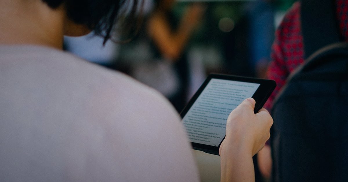 Amazon Türkiye'de Satıcı Olma Rehberi 2026: Kârınızı Maksimize Edin! - diverse group of people browsing amazon products on tablets