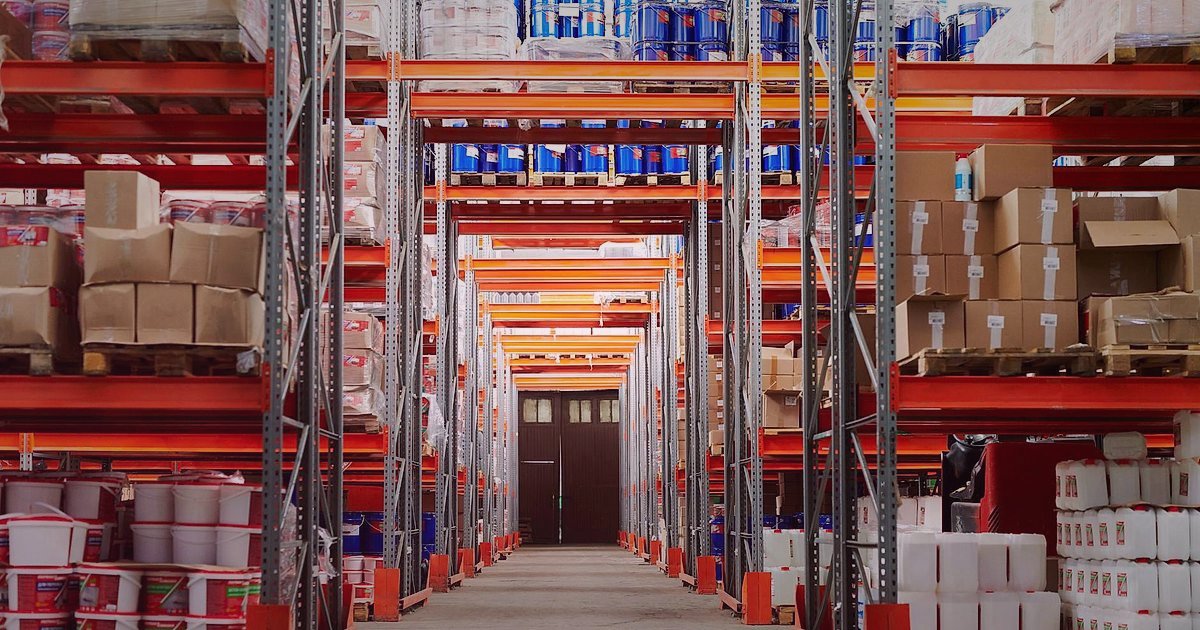 Amazon Türkiye'de Satıcı Olma Rehberi 2026: Kârınızı Maksimize Edin! - amazon fulfillment center interior with robots and shelves