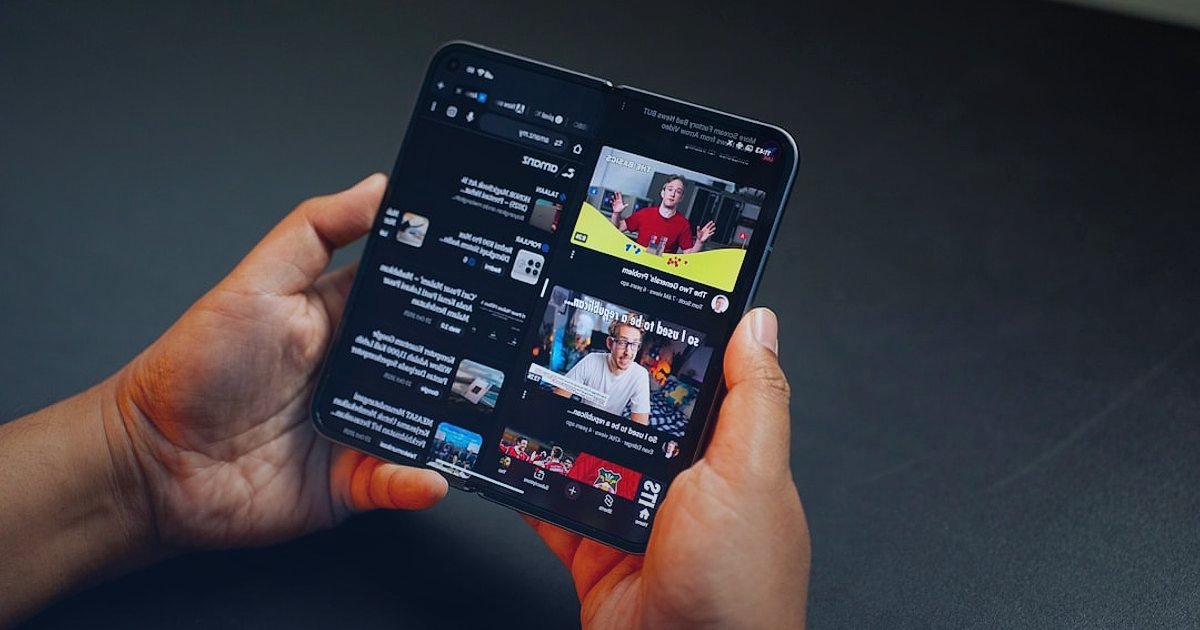 Amazon Türkiye'de Satıcı Olma Rehberi 2026: Kârınızı Maksimize Edin! - digital ad banners displayed on a smartphone screen