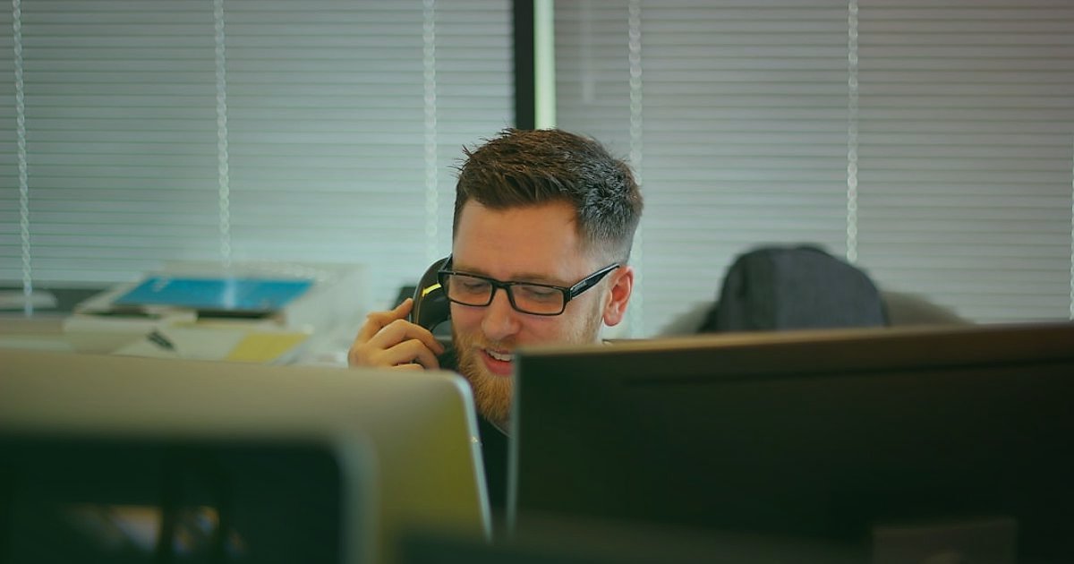 Amazon Türkiye'de Satıcı Olma Rehberi 2026: Kârınızı Maksimize Edin! - customer service representative talking to a client on the phone