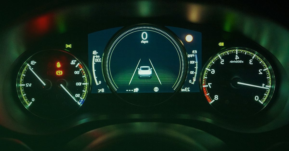 Araç İçi Aksesuar Dropshipping: 2026'da Rakipleri Geride Bırakma Taktikleri - close-up shot of modern car dashboard with integrated digital display