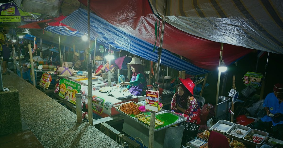 Araç İçi Aksesuar Dropshipping: 2026'da Rakipleri Geride Bırakma Taktikleri - aerial view of crowded marketplace stalls with diverse goods