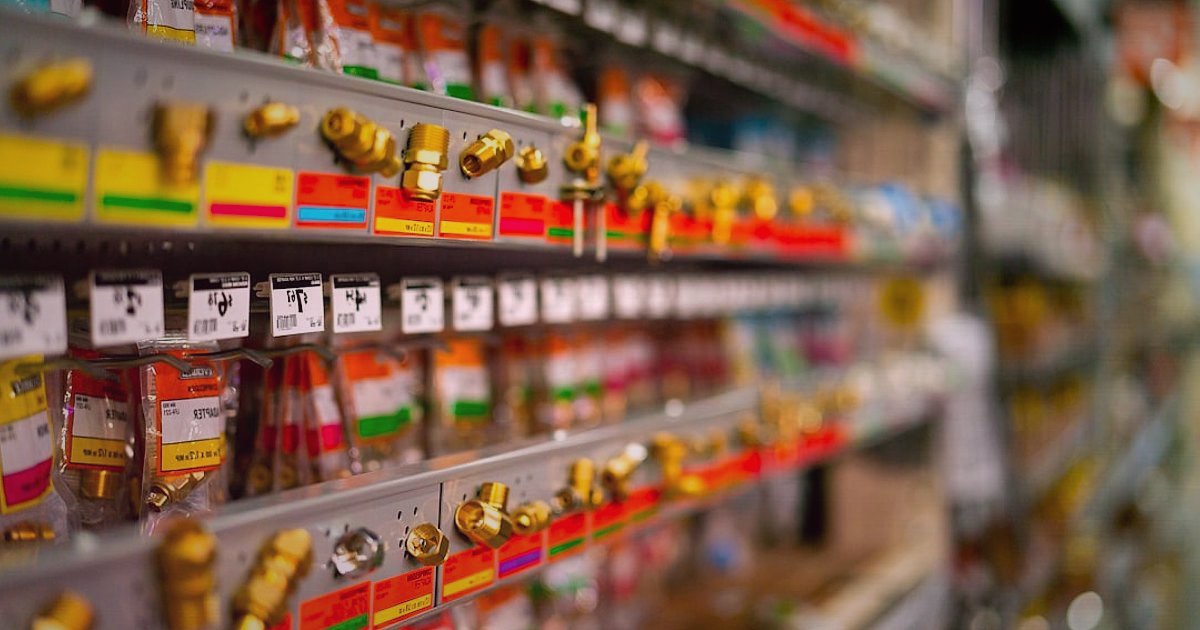 Araç İçi Aksesuar Dropshipping: 2026'da Rakipleri Geride Bırakma Taktikleri - vibrant display of various car accessories neatly arranged on shelves