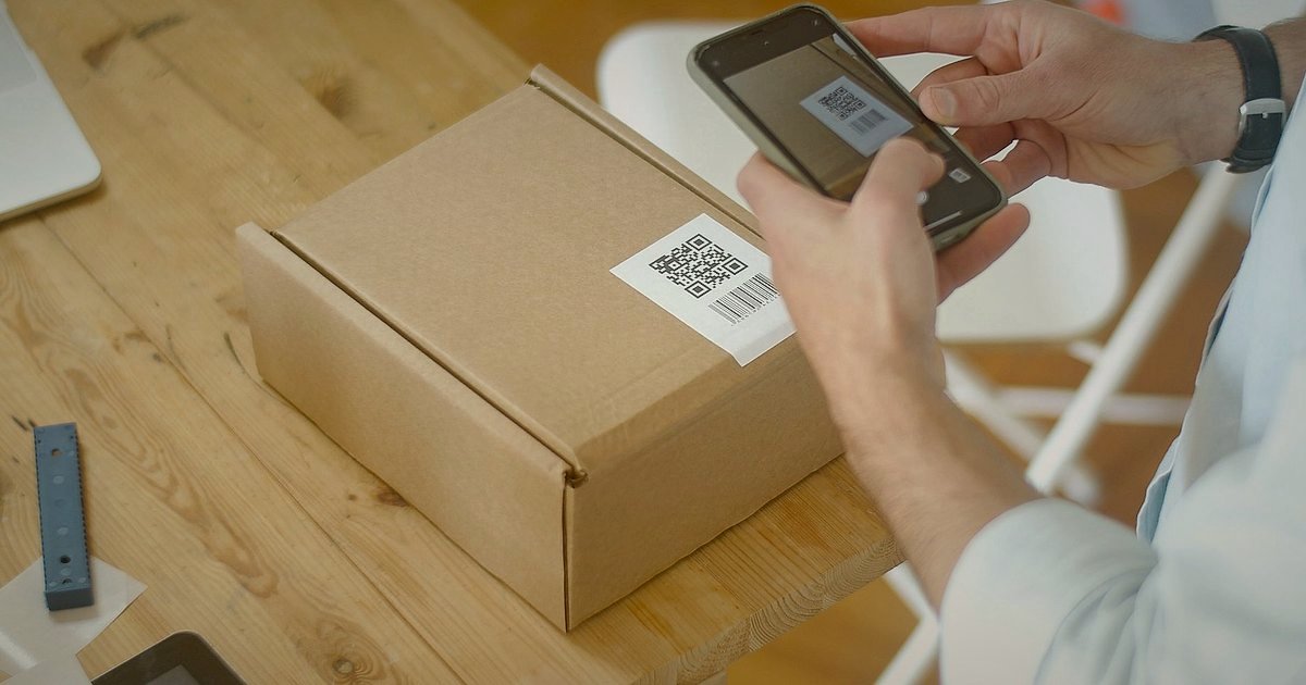 Araç İçi Aksesuar Dropshipping: 2026'da Rakipleri Geride Bırakma Taktikleri - warehouse worker scanning QR codes on product boxes