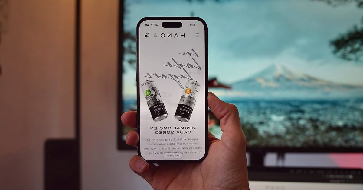 Araç İçi Aksesuar Dropshipping: 2026'da Rakipleri Geride Bırakma Taktikleri - person using a smartphone to browse an online store with car accessories
