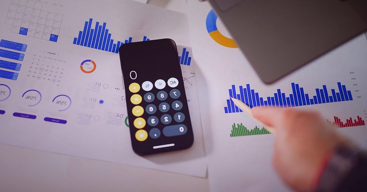 Araç İçi Aksesuar Dropshipping: 2026'da Rakipleri Geride Bırakma Taktikleri - close-up of hands holding a calculator and a smartphone displaying financial data