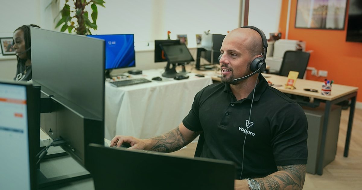 Araç İçi Aksesuar Dropshipping: 2026'da Rakipleri Geride Bırakma Taktikleri - customer service representative smiling and talking on a headset