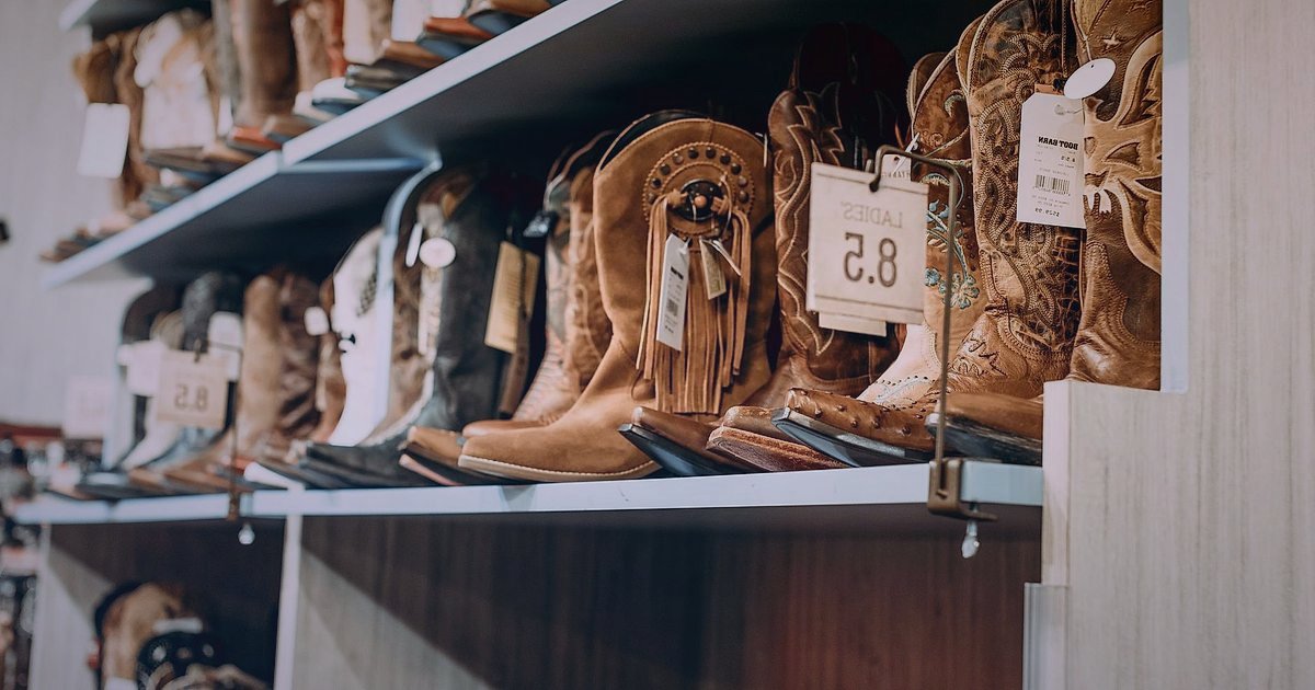 Ayakkabı & Çanta Dropshipping: 2026'da Başlangıç Hataları ve Çözümleri - woman examining shoe display racks retail store