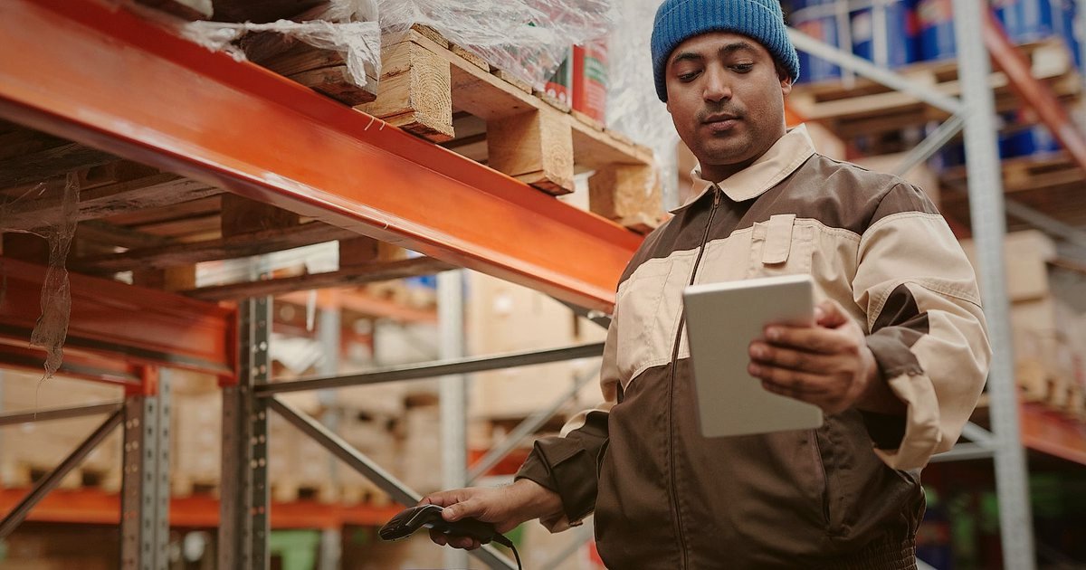 Ayakkabı & Çanta Dropshipping: 2026'da Başlangıç Hataları ve Çözümleri - warehouse worker checking inventory labels with tablet