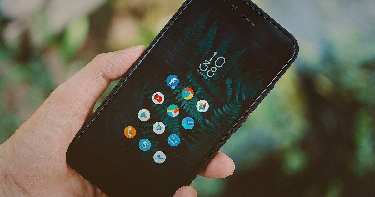 Ayakkabı & Çanta Dropshipping: 2026'da Başlangıç Hataları ve Çözümleri - person using smartphone with social media marketing icons
