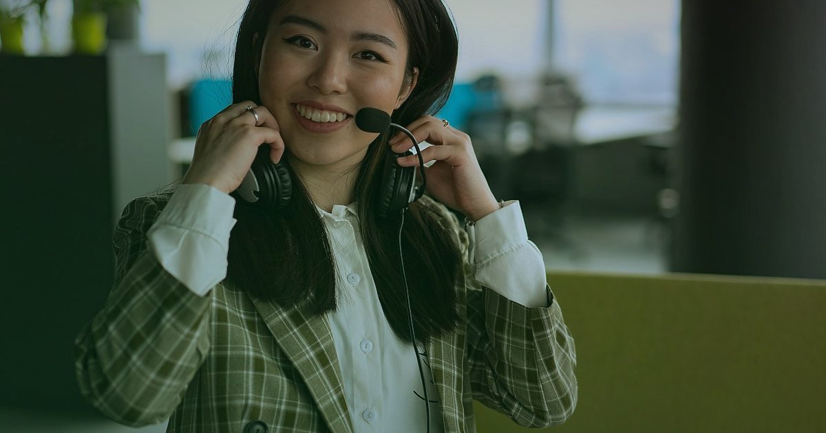 Ayakkabı & Çanta Dropshipping: 2026'da Başlangıç Hataları ve Çözümleri - customer service agent smiling on headset in modern office