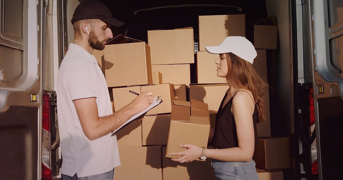 Ayakkabı & Çanta Dropshipping: 2026'da Başlangıç Hataları ve Çözümleri - delivery van parked at a busy distribution center at dusk