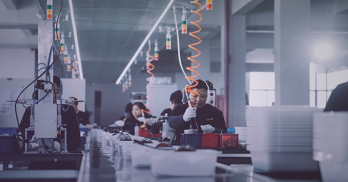 Aydınlatma Dropshipping: 2026 Başlangıç Hataları ve Karlı Çözümleri - person inspecting LED strip lights factory