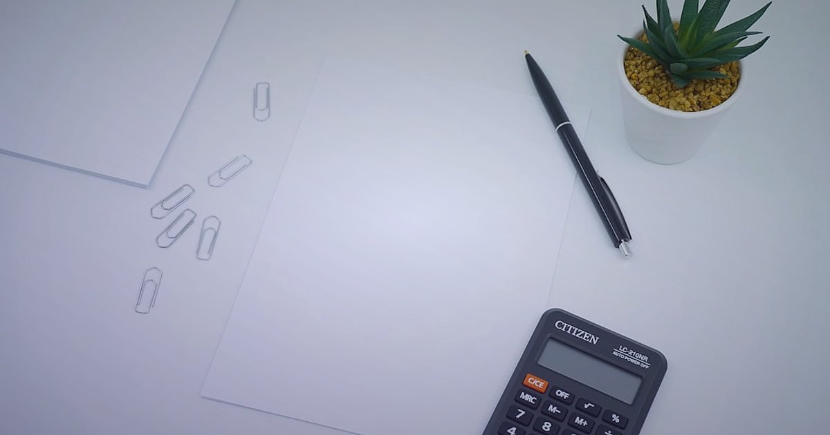 Aydınlatma Dropshipping: 2026 Başlangıç Hataları ve Karlı Çözümleri - calculator with product price tags on desk