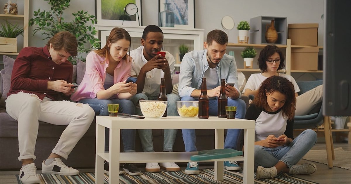 Aydınlatma Dropshipping: 2026 Başlangıç Hataları ve Karlı Çözümleri - diverse group of people browsing home decor website