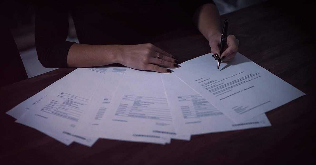 Aydınlatma Dropshipping: 2026 Başlangıç Hataları ve Karlı Çözümleri - legal documents with CE marking on table