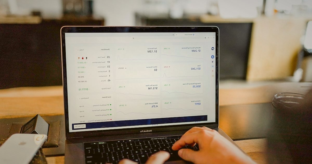 Aydınlatma Dropshipping: 2026 Başlangıç Hataları ve Karlı Çözümleri - computer screen showing inventory management software