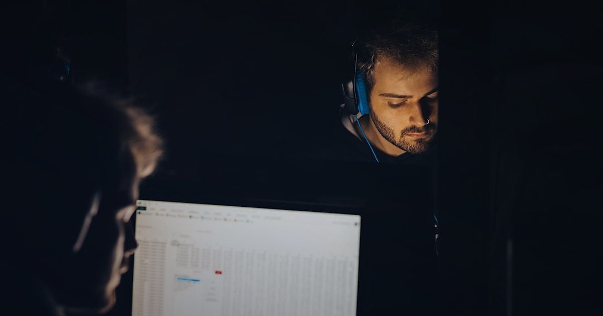 Aydınlatma Dropshipping: 2026 Başlangıç Hataları ve Karlı Çözümleri - customer service agent talking headset glowing screen