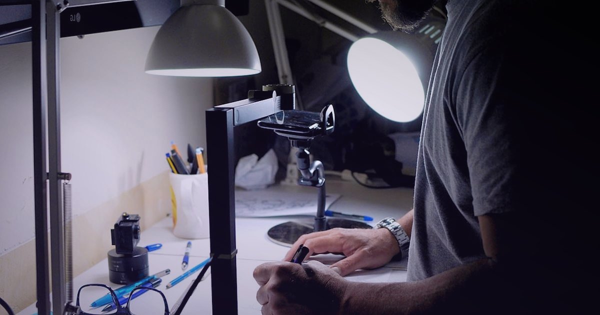 Aydınlatma Pazarında Kârlı Adım: Spot & Gömme Komisyon Analizi 2026 - engineer checking CE mark on a sleek LED spotlight