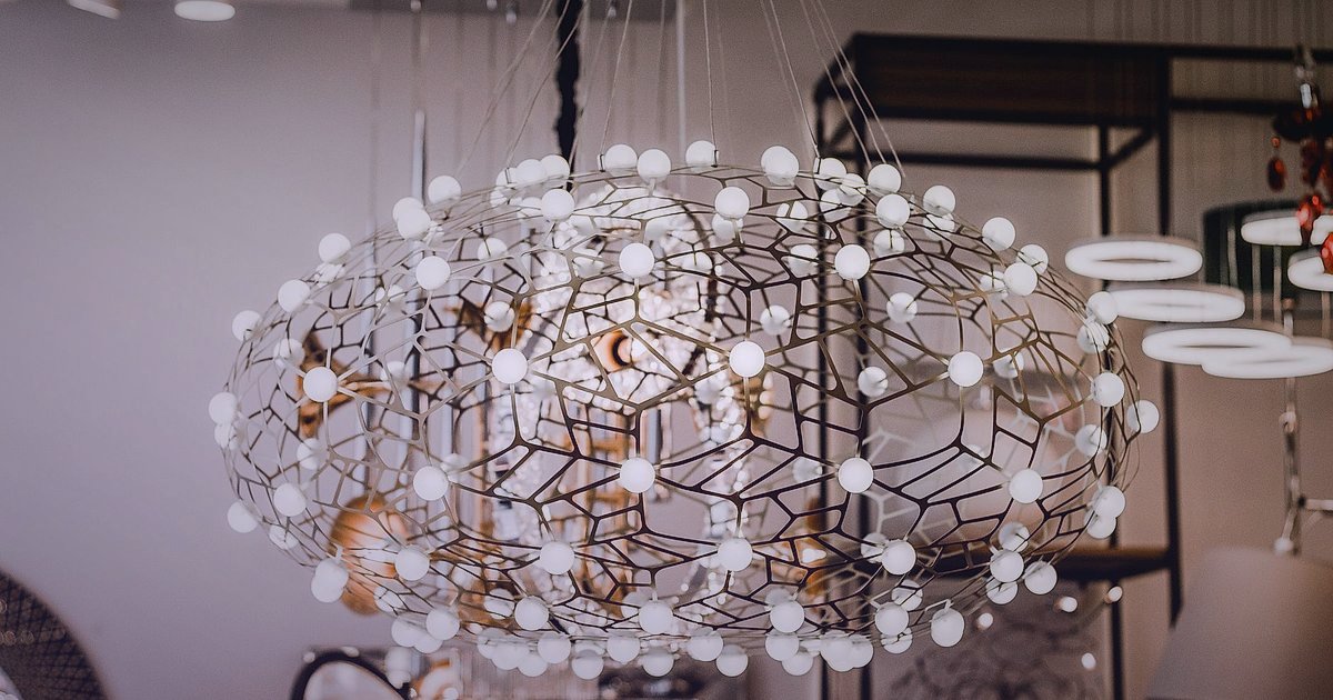 Aydınlatma Pazarında Kârlı Adım: Spot & Gömme Komisyon Analizi 2026 - multiple brands of recessed lighting displayed in a modern showroom