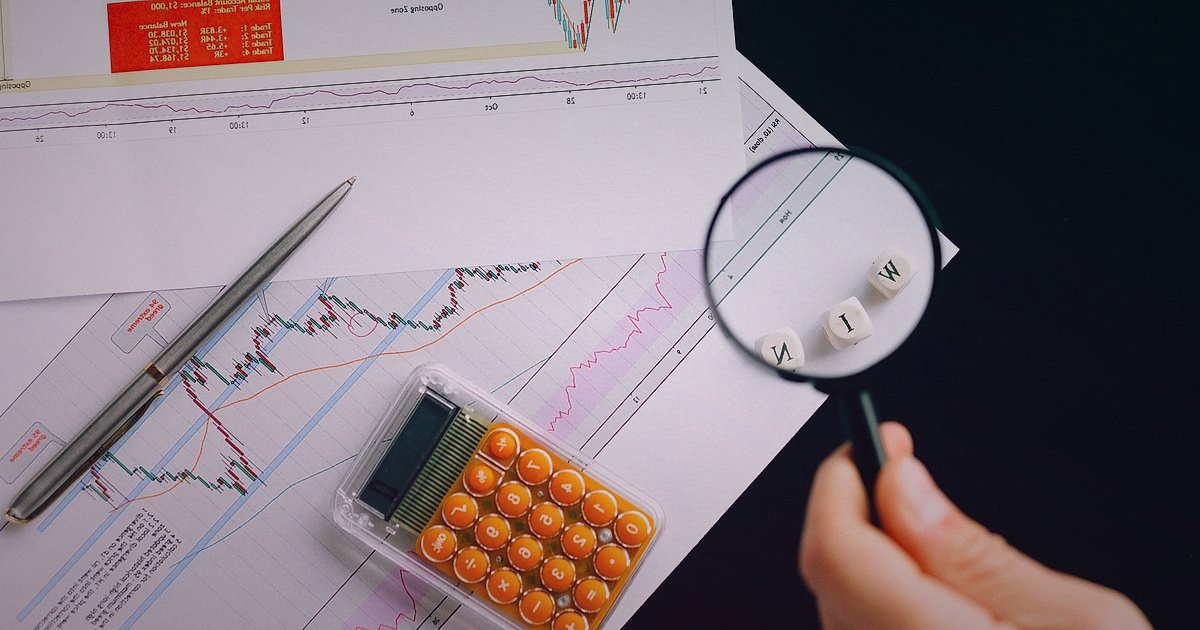 Aydınlatma Pazarında Kârlı Adım: Spot & Gömme Komisyon Analizi 2026 - businessman analyzing financial charts with a magnifying glass