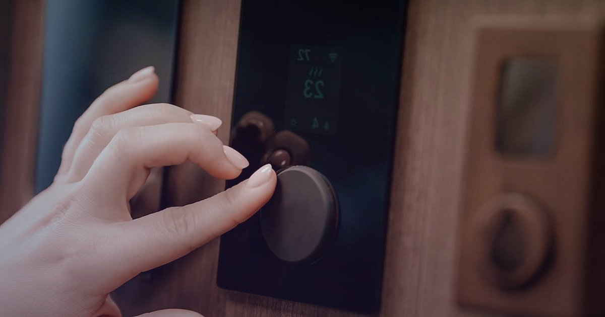Aydınlatma Ürünleri Nişinde Kâr Marjı ve Fiyatlandırma 2026: Zirveye Çıkın! - smart home lighting control panel hands