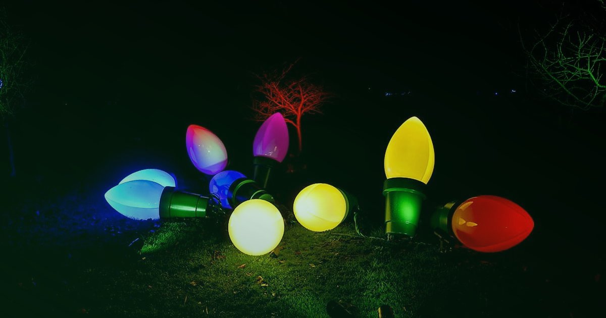 Aydınlatma Ürünleri Nişinde Kâr Marjı ve Fiyatlandırma 2026: Zirveye Çıkın! - various light bulbs different shapes colors table