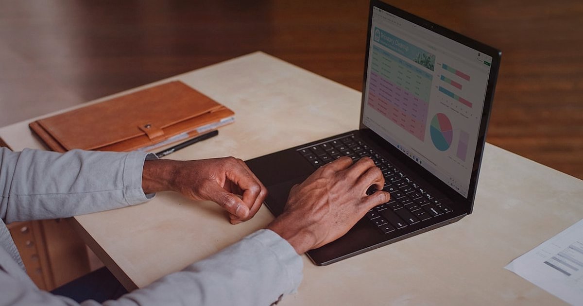 Aydınlatma Ürünleri Nişinde Kâr Marjı ve Fiyatlandırma 2026: Zirveye Çıkın! - person analyzing spreadsheet financial data laptop