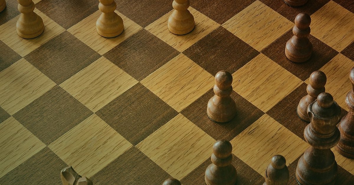 Aydınlatma Ürünleri Nişinde Kâr Marjı ve Fiyatlandırma 2026: Zirveye Çıkın! - two competitors chess pieces on a chessboard