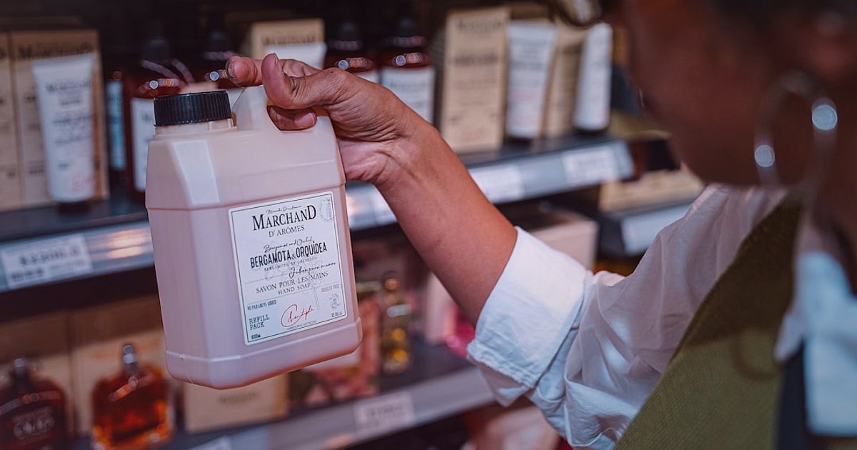Aydınlatma Ürünleri Nişinde Kâr Marjı ve Fiyatlandırma 2026: Zirveye Çıkın! - customer hand reaching for product with price tag