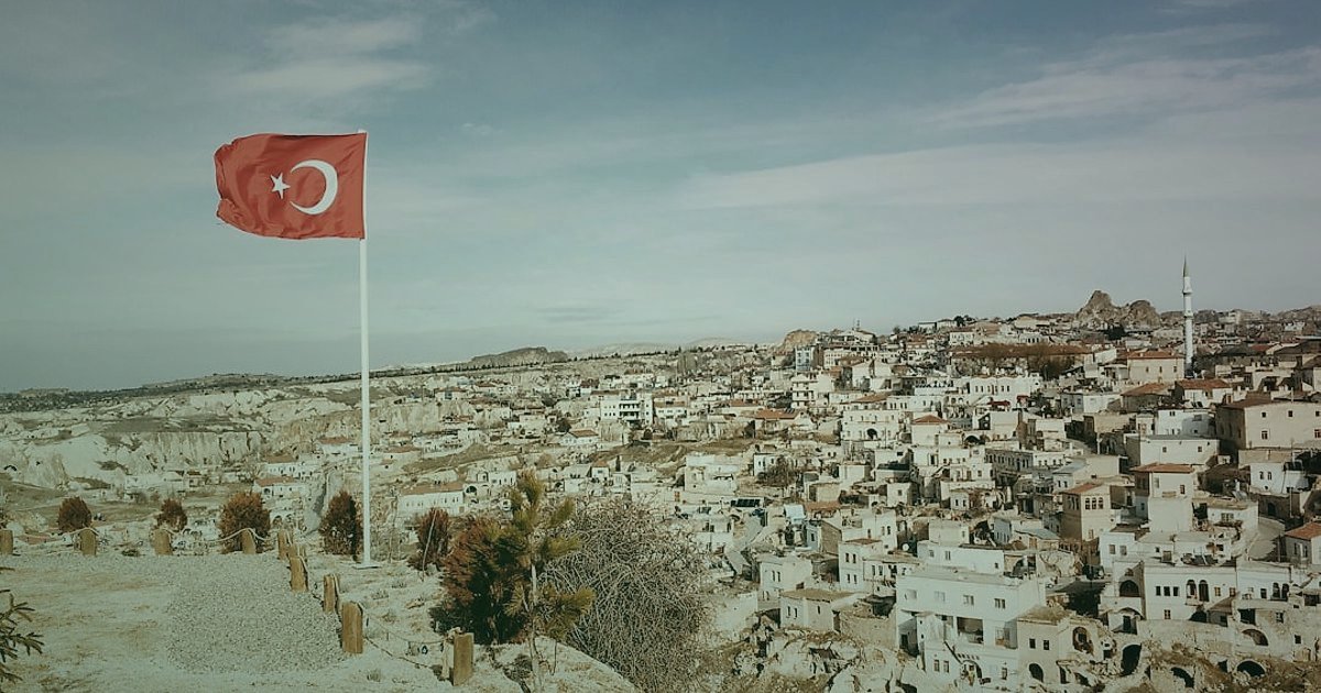 Aydınlatma Ürünleri Nişinde Kâr Marjı ve Fiyatlandırma 2026: Zirveye Çıkın! - Turkish flag over e-commerce warehouse boxes