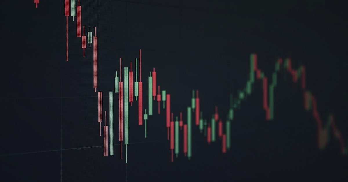 Aydınlatma Ürünleri Nişinde Kâr Marjı ve Fiyatlandırma 2026: Zirveye Çıkın! - upward trending financial graph with increasing profits