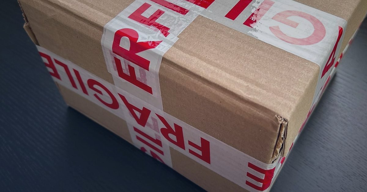 Aydınlatma Ürünlerinde İade ve Memnuniyet: 2026'da Başarının Anahtarı - fragile light bulb being carefully packed for return shipment
