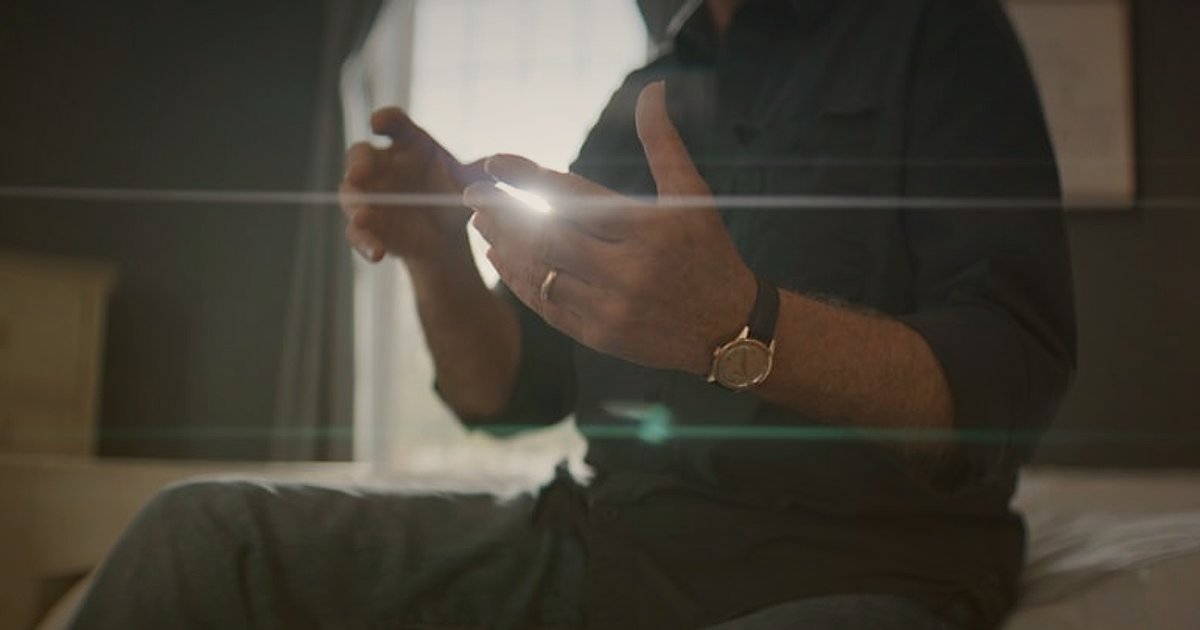Aydınlatma Ürünlerinde İade ve Memnuniyet: 2026'da Başarının Anahtarı - person using a smartphone to virtually place a lamp in a room